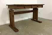 drewniane biurko kreślarskie