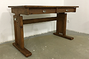 biurko regulowane z kryształowymi gałkami
